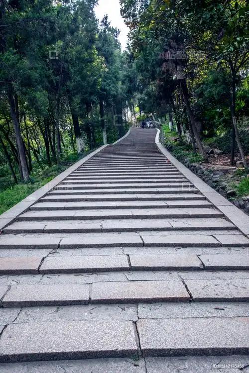 明代寺庙的石阶，是古建序列中沉默却厚重的存在。它们以青石为材，经匠人精心凿刻铺就