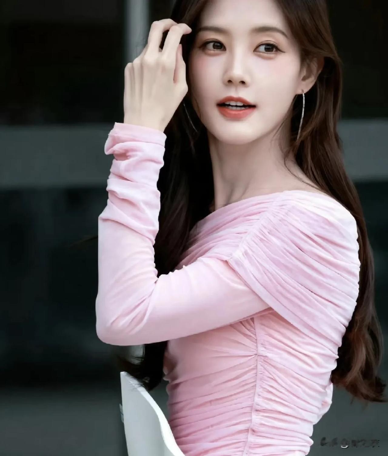 李一桐不火很简单，因为她的观众缘一般，粉丝可能会夸她观众缘多好多好。可是李一