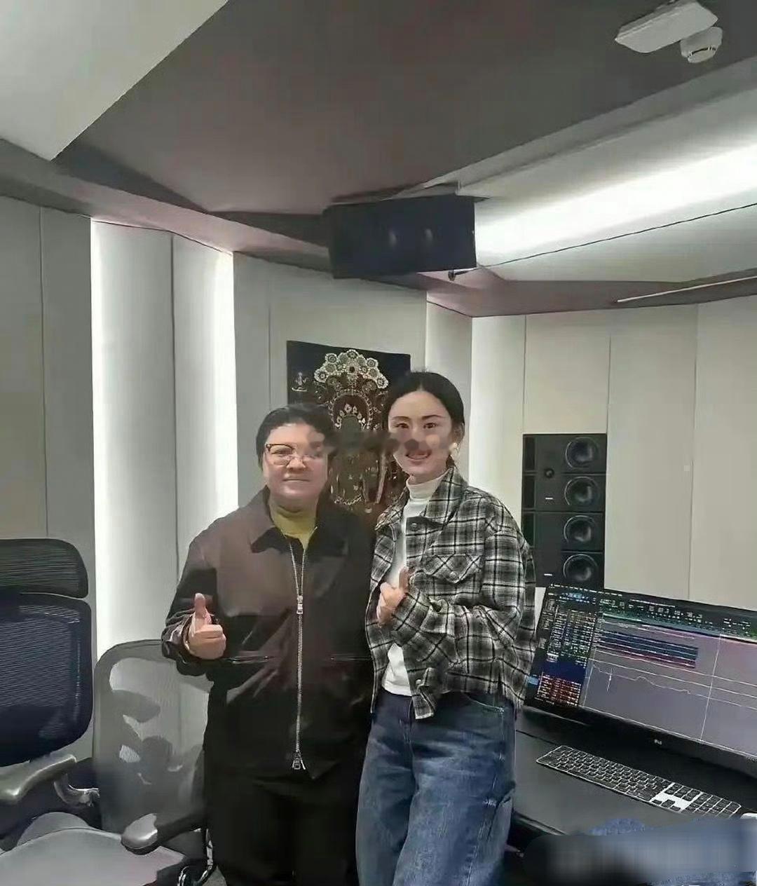 天呐都快不认识了，这还是韩红么，怎么那么瘦了​​​