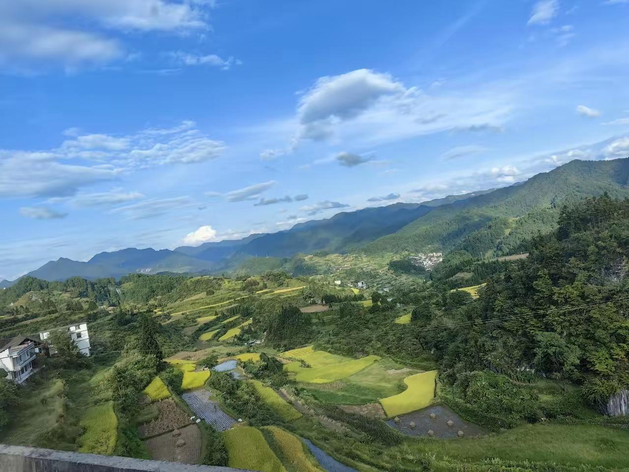 田园风光，山间梯田，云卷云舒，美不胜收。