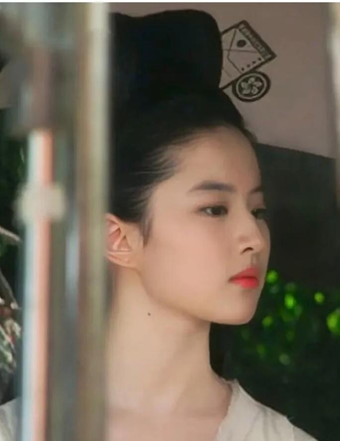 刘亦菲是内娱少有的“从少女到熟女都能把清冷仙气和烟火气揉得毫无违和感”的演员，2