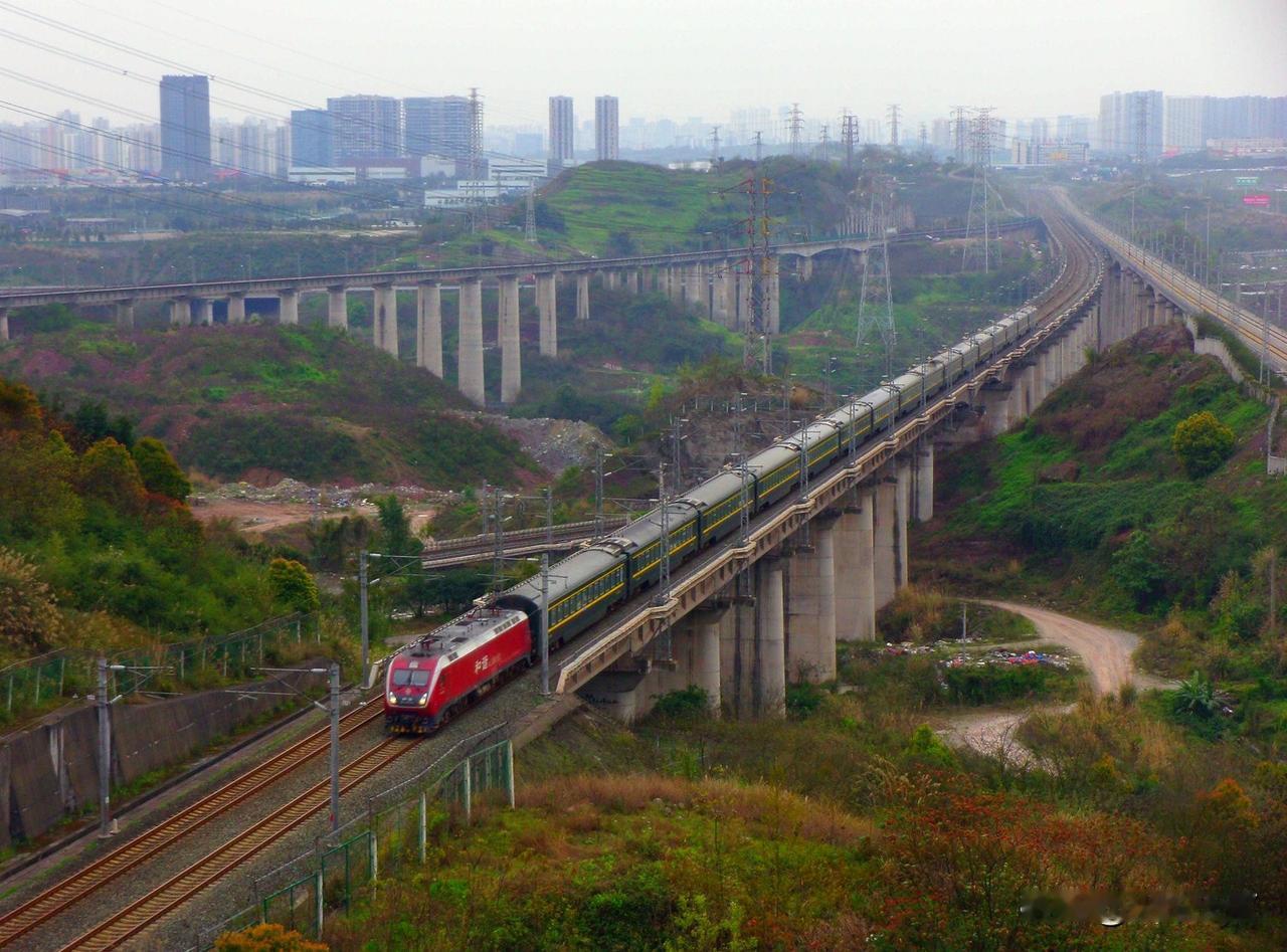 2016年到2023年，沪蓉铁路渝利段有三趟Z字头直达特快列车，最高运行时速16