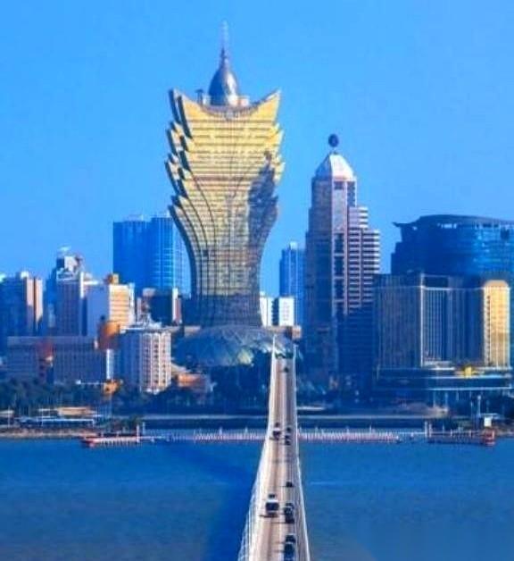 有人说，澳门之所以这么安稳，是因为人人手里都捏着本葡萄牙护照，有条退路。我听了