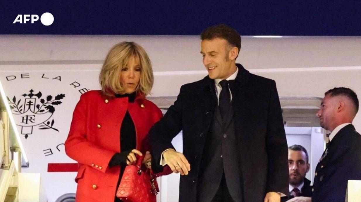 法新社拍摄的图来啦！12月3日摄影师把马克龙夫妇下飞机时的瞬间拍成了一幅画，此时