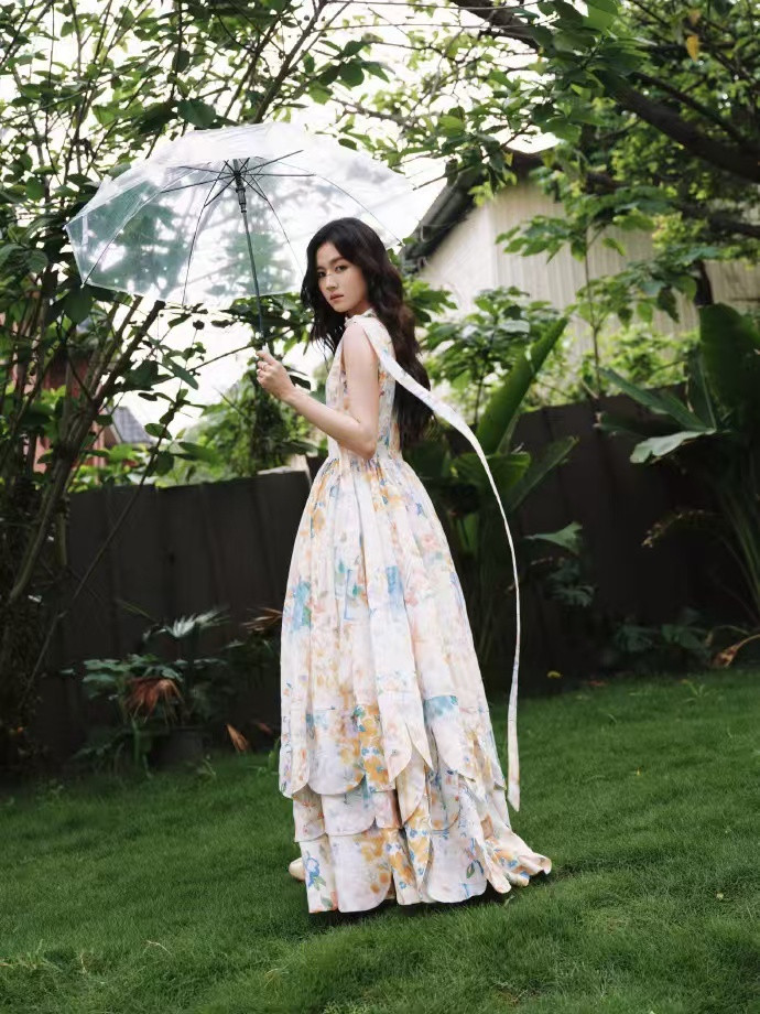 李兰迪广州线下活动花仙子来的李兰迪广州线下状态好到离谱！碎花长裙温柔灵动，气质干