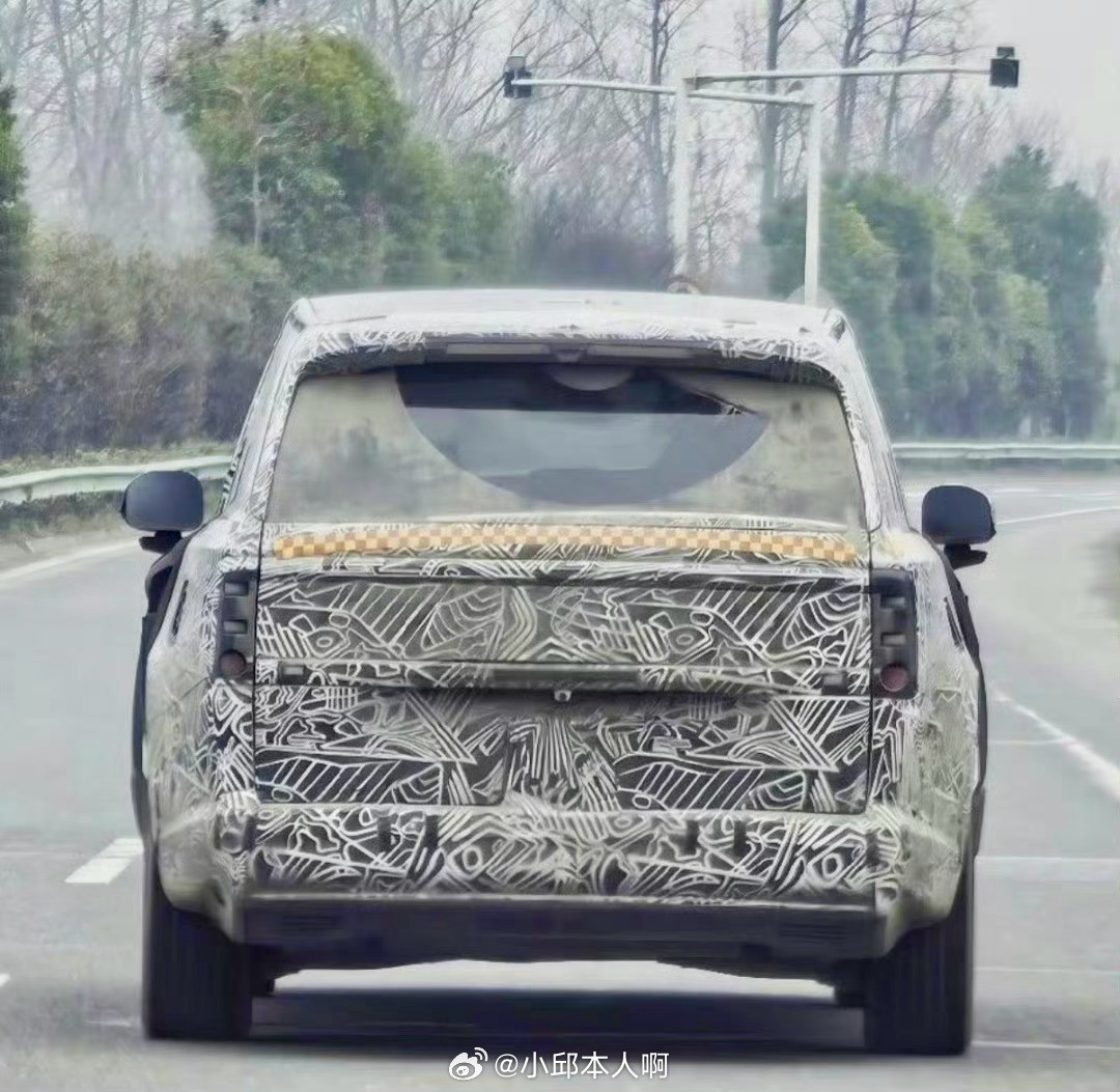 首款大型增程SUV小米YU9的轻伪装实车迎来首次曝光。外观设计上，YU9延续了小