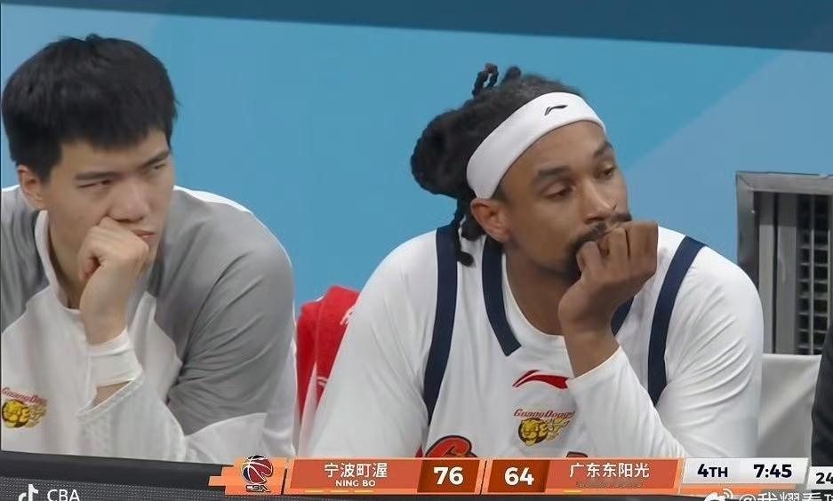 广东宏远从买萨林杰那一刻起就遭到不少球迷反对，结果被人说朱芳雨杜锋还没有你懂球吗