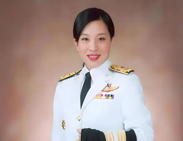 帕公主走了，最难受的人其实不是外人——是她爸，泰王玛哈。别看他平时风流不