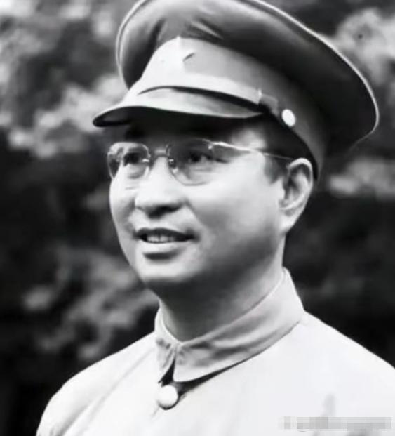 1958年，陈赓的儿媳妇钱如琴头一回来家里，看见开门的居然是一个穿着便服、头上扣