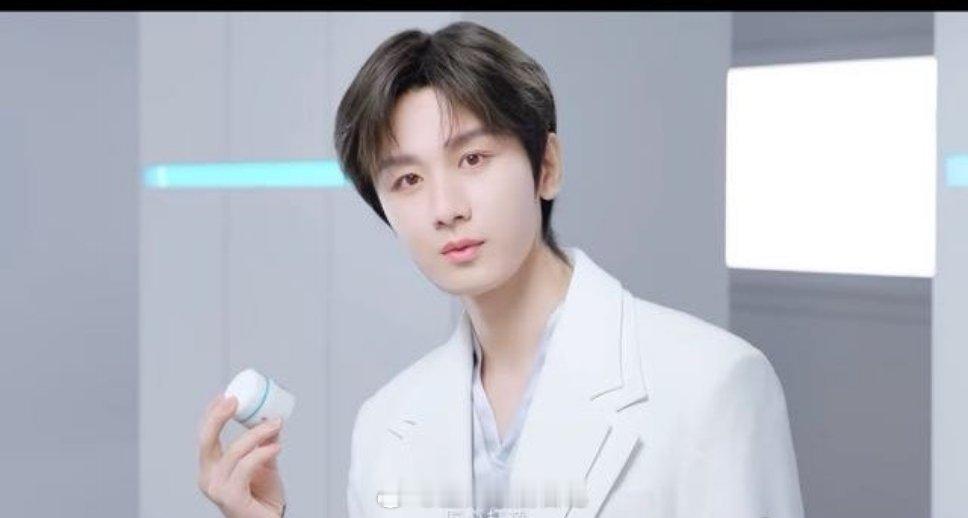 成毅粉都闭着眼睛夸不下去了，觉得会变成黑图发型做不好，不是因为假发片嘛