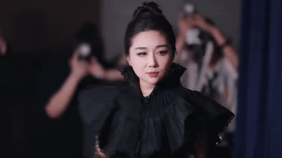 傅首尔卷发知性风造型不刻意凹造型，不硬撑少女感，傅首尔的卷发里藏着“我舒服就好”