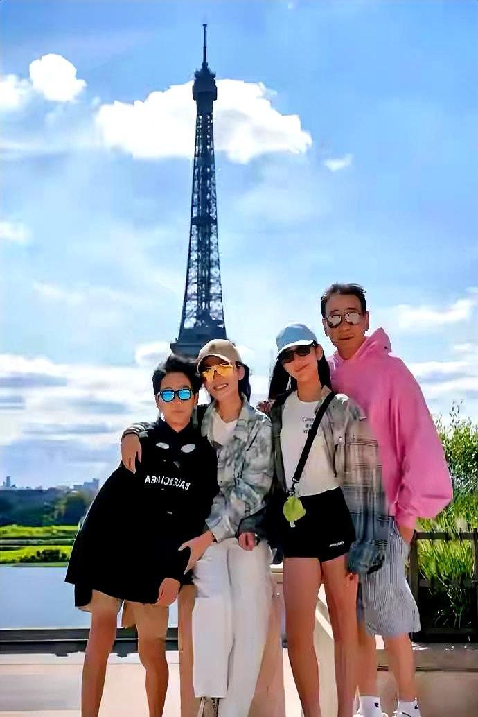 谁能想到，藏了14年的苗圃老公，首次露正脸就惊了所有人。48岁苗圃这次晒巴