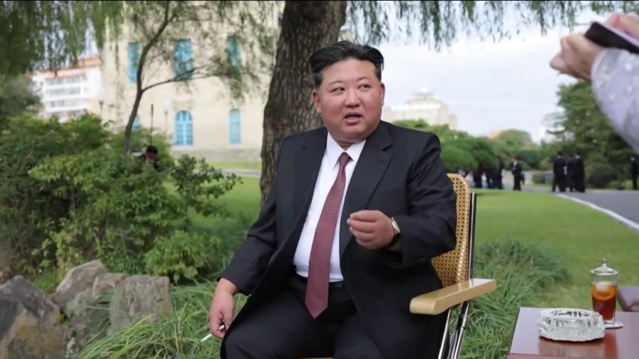 金将军穿西装扎领带，简直太帅了！2025年10月8日，金将军到访并参观朝鲜国