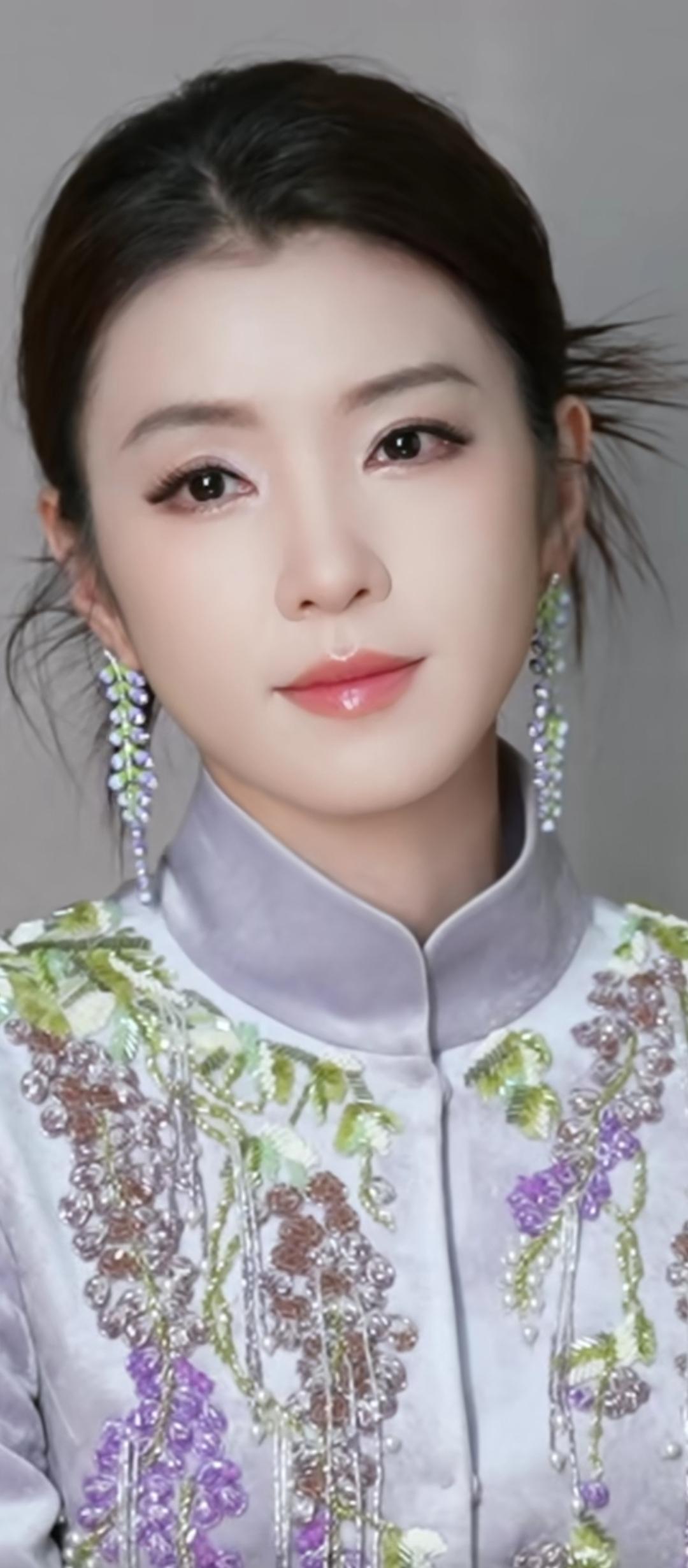 玉佩轻摇，花钿映笑颜。