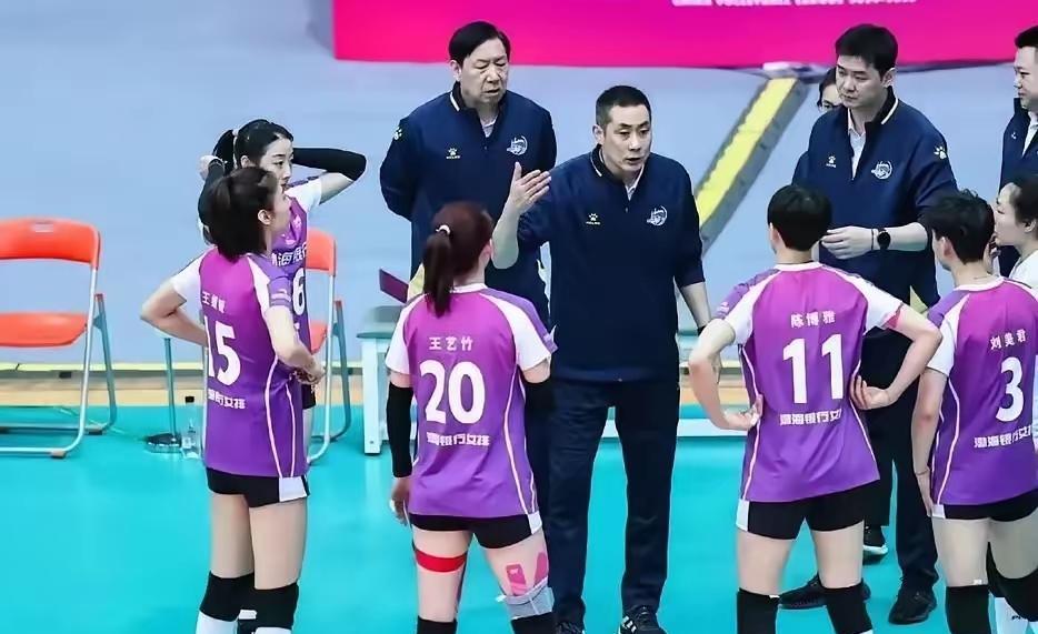 陈方指导悄悄地请回来那位被宝泉指导打包深圳女排的董铭霄，取代那位上窜下跳仍过不去