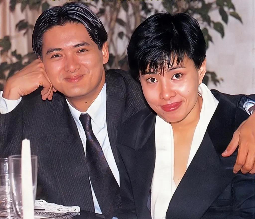 1987年，周润发与妻子陈荟莲新婚时的合影旧照，那时候发哥32岁，发嫂28岁，真