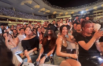 欧阳娜娜和陈妍希一点没有明星包袱，大大方方的露脸，坐在中间的张大奕倒捂的严严实实