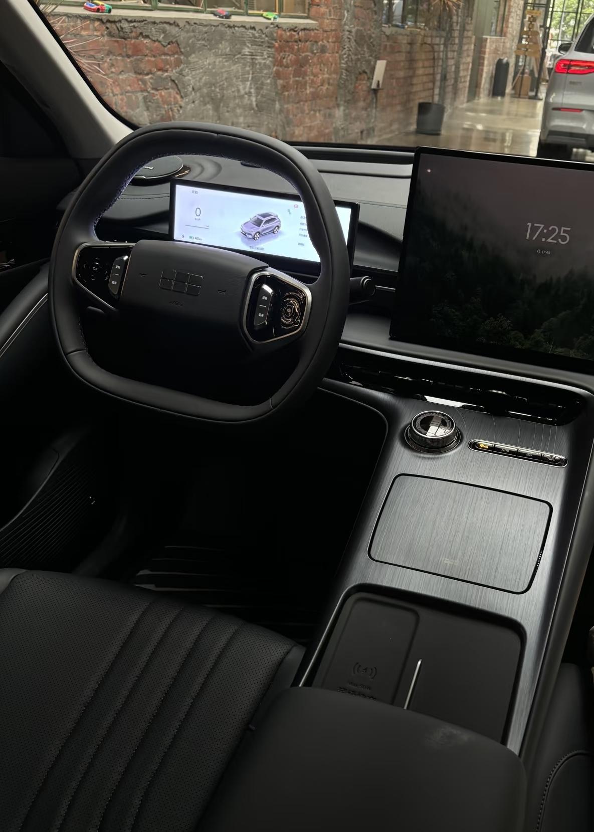 国际油价突破每桶100美元看来国内的油价也要不可避免地涨了虽然说，国内高瞻远