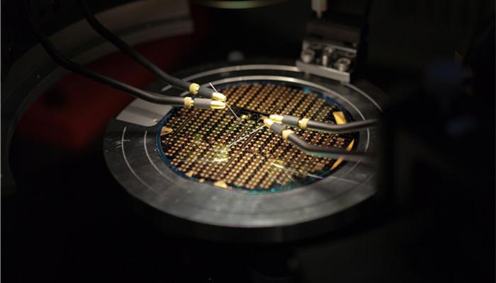 二氯二氢硅是什么呢？其实这是半导体产业的高端芯片的核心前驱体材料，中国在1月6日