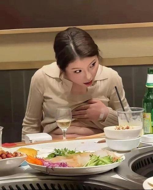 女同事给我秀了下六块腹肌，结果…笑不活了！