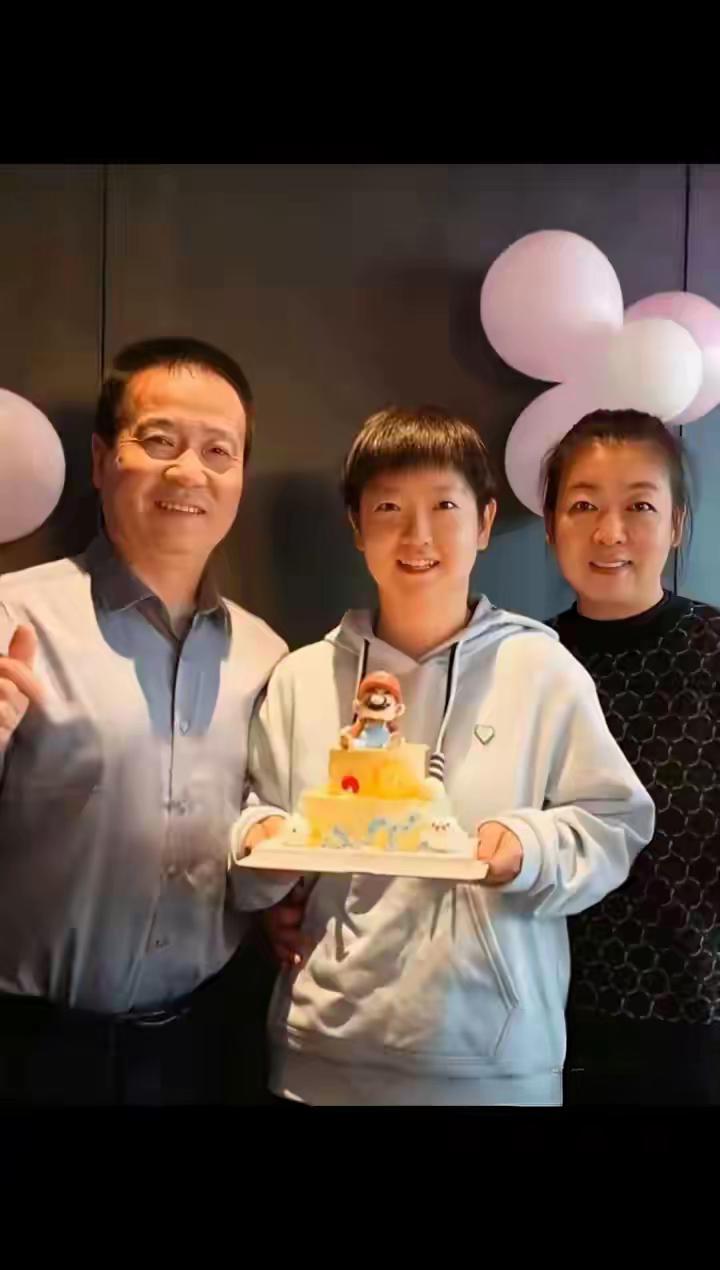【孙颖莎全家送祝福】这张照片里孙颖莎与父母同框，画面满是温馨暖意。就在前不久的2