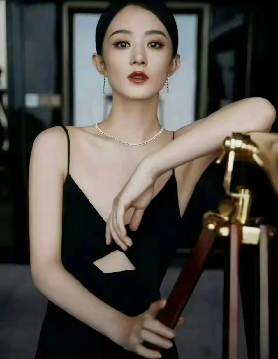 2024年飞天奖颁奖台，赵丽颖手捧“优秀女演员”奖杯，谁能想到，这个曾被断言“圆