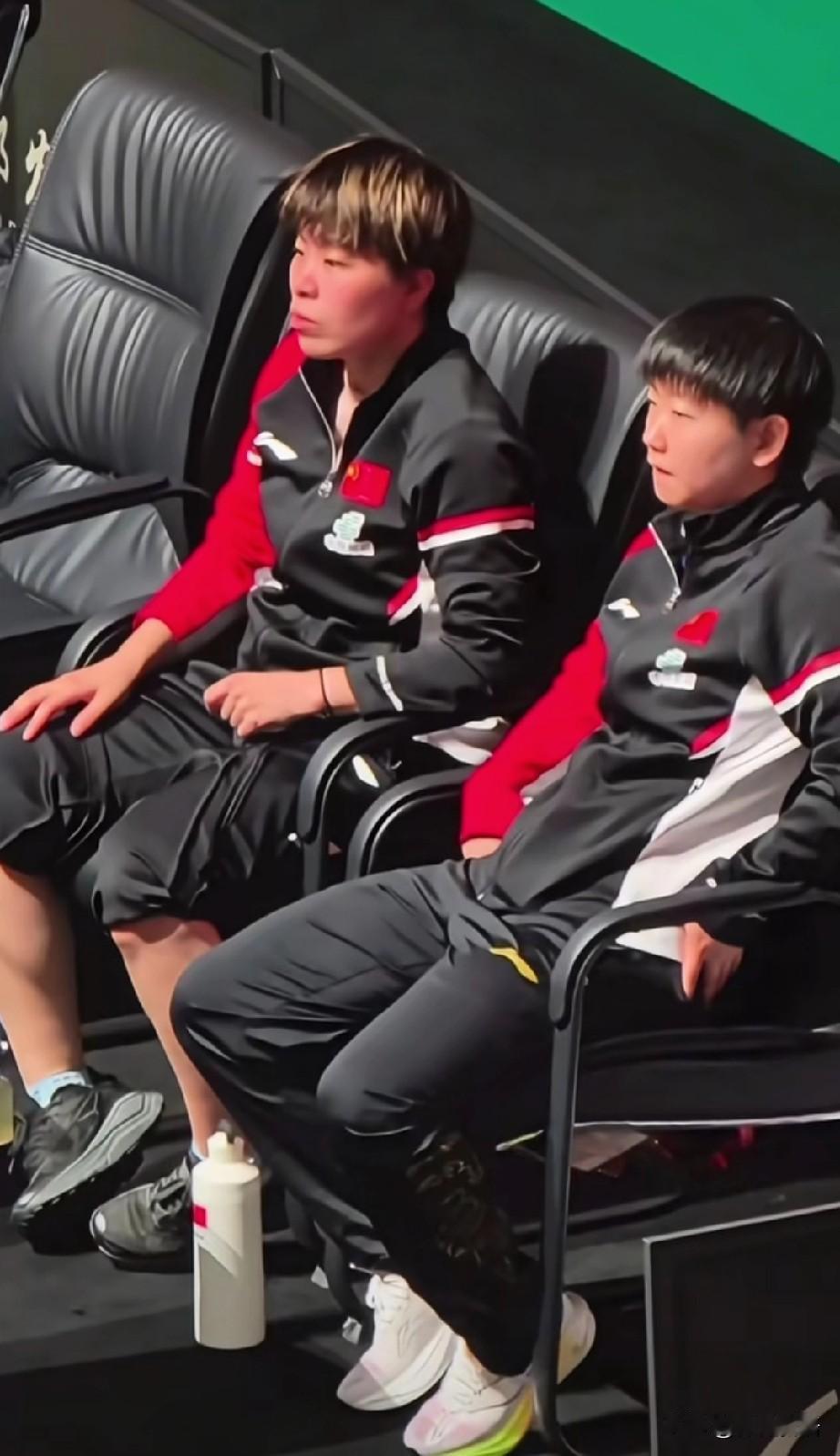 大迪迪哥像犁了三亩地回来了。又被这一幕暖到了，大迪和削球手琳达打完比赛后，她跟