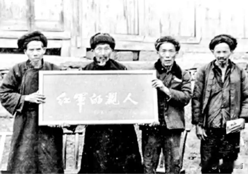 1934年，红军政委身处险境，一农民挺身而出冒险相救，49年后，农民向已成将军的