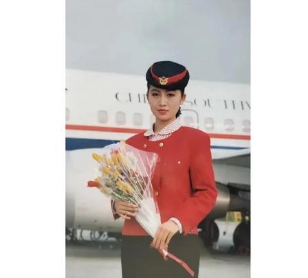 空姐都快沦为服务员了。以前能做空姐，算是很多女孩子眼里天花板级别的出路。长相出众
