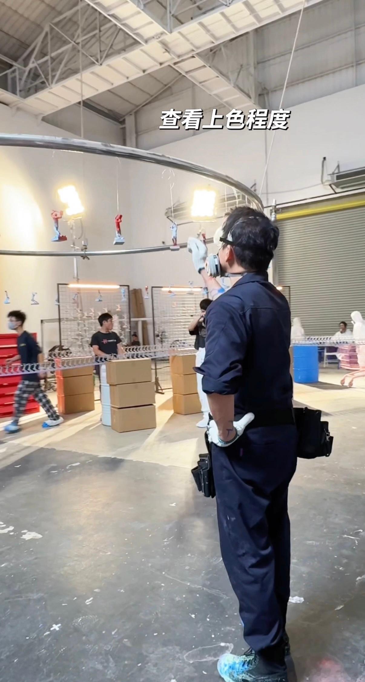 陶喆亲手喷了9119个公仔没想到陶喆会亲自上阵喷漆，而且一口气完成9119只公