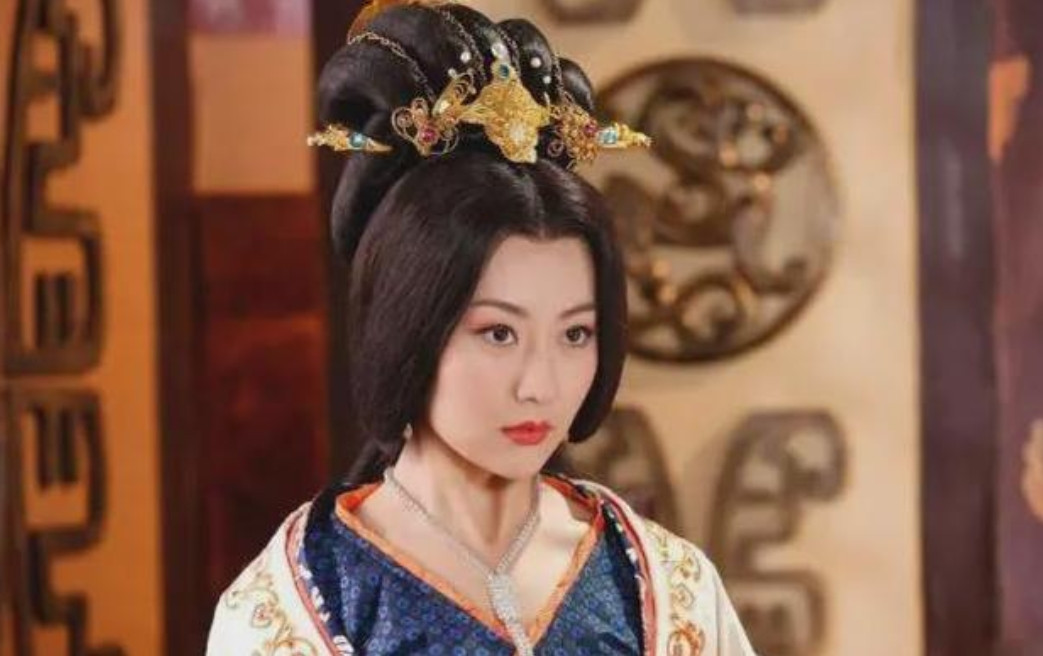 公元592年，宰相杨素将心爱的夫人乐昌，许配给一叫花子。夫人低头不敢作声，任凭叫花子牵起自己的手