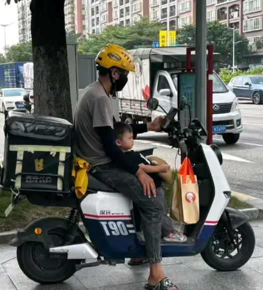 真的是想钱想疯了！广东农村的一个中年妇女吐槽，自己的丈夫今年才43岁，平时都是在