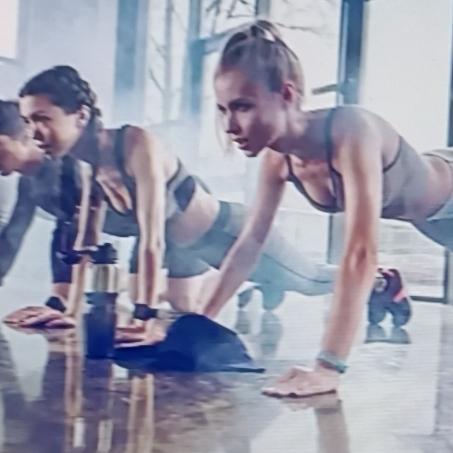 每天坚持健身一小时，一年后的变化那可太明显了。先说体重，很多人能成功减脂，像我