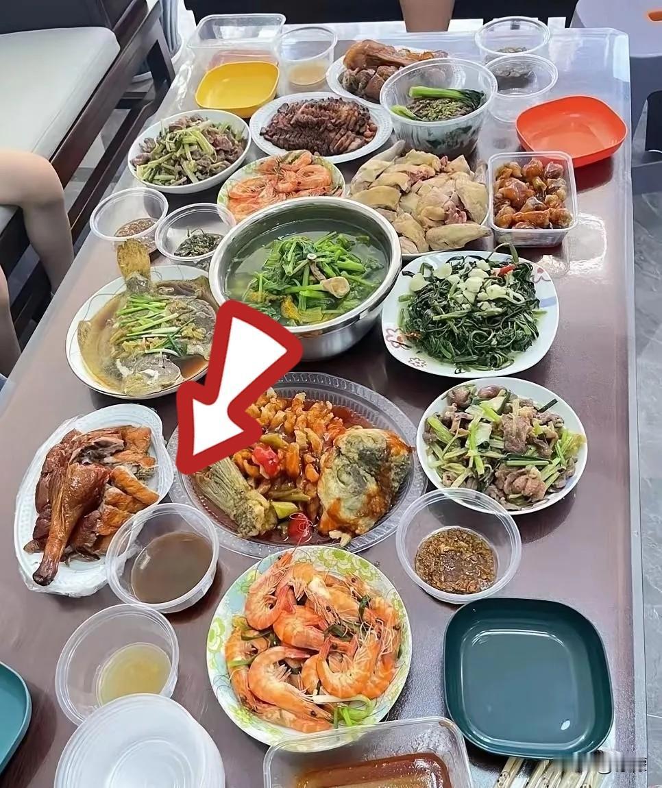 我这儿媳，每次来家里吃饭都挺“懂事”，从不空手。可她带的东西，实在让我心里膈应