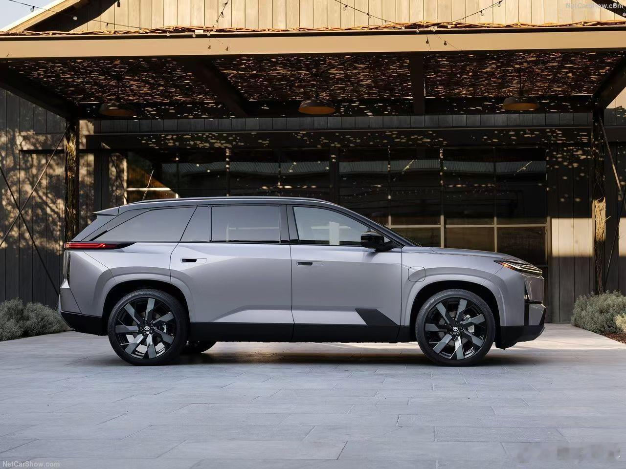 那天电哥带大家看了纯电汉兰达的外观，今天看看内饰空间。全新纯电汉兰达车身长度为5