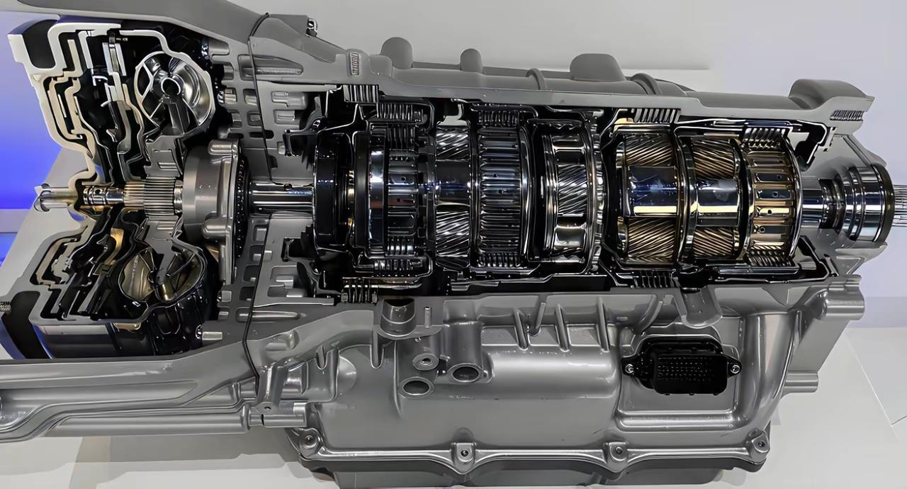 咱们得认清一个事实：在燃油车时代，最难翻过去的那座山，不是发动机。是变速箱。