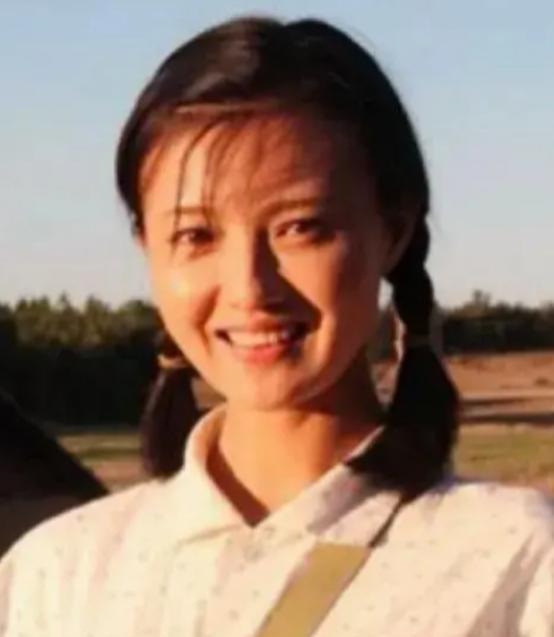 1976年，22岁的未婚女知青红梅，抱着4岁的儿子回到了北京，一进家门，就被母亲