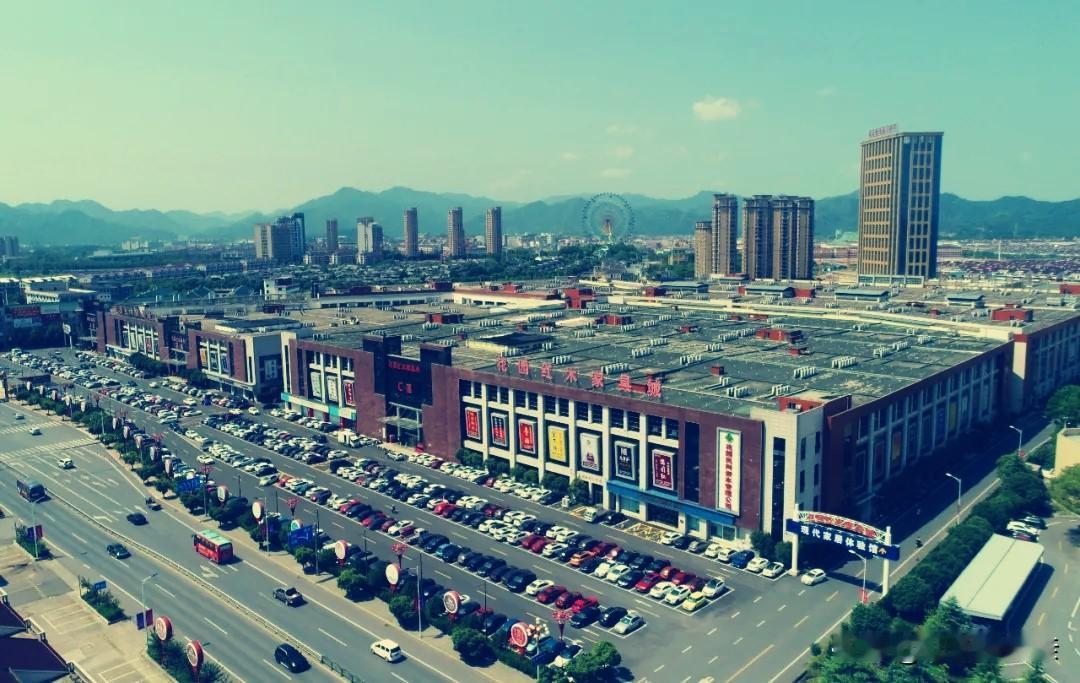 上个周末的时候去了一趟东阳市花园村吃了一次必胜客，结果在路上看到了一路空的店铺，