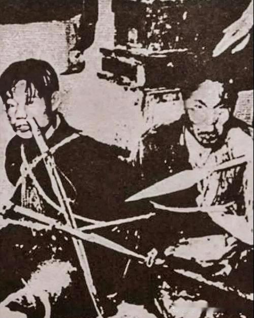 1941年，游击队长李岩性被日军追捕，情急之下，便躲到假汉奸家中，假汉奸让他藏