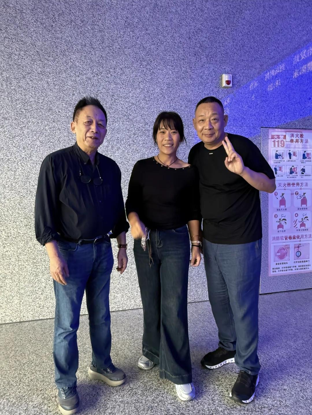 9月19日，有粉丝在许昌北站偶遇易中天和于东来，主动与这两位大咖合影，易中天老师