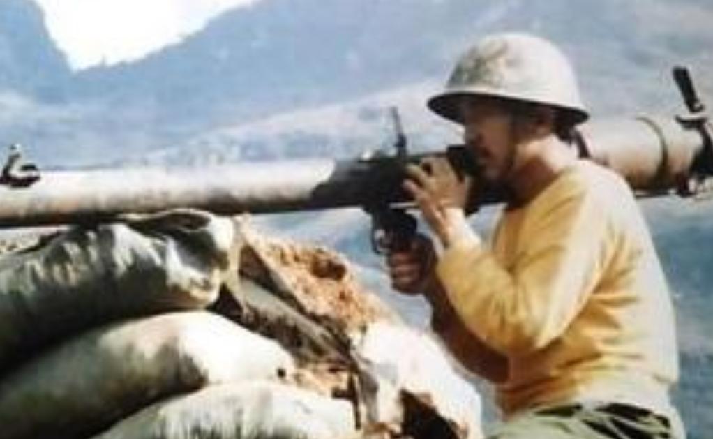 1987年，一战士正在吃压缩饼干充饥时，突然发现有敌军想要偷袭我方弹药库，甚至还