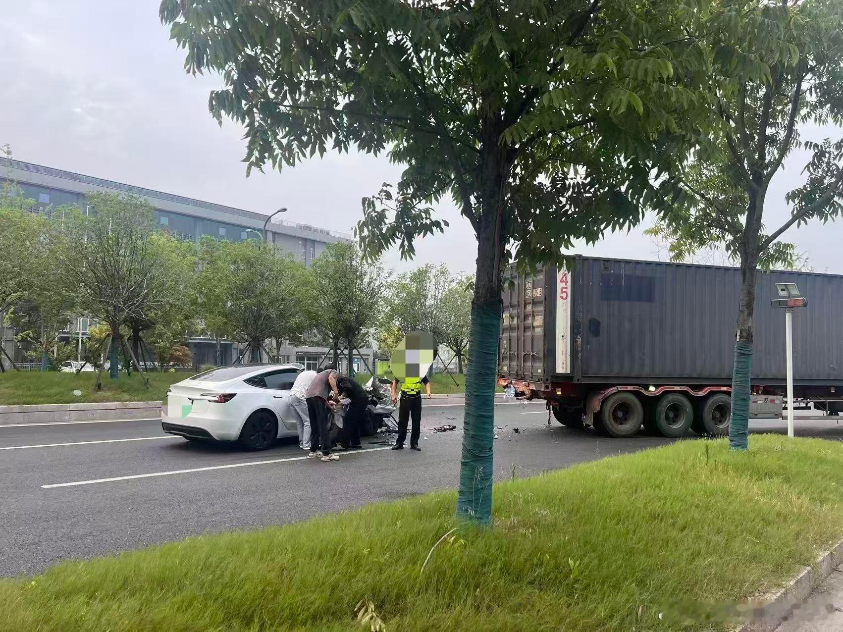 一位特斯拉Model3车主及其乘客在中国追尾了一辆半挂卡车，尽管车身严重损毁，