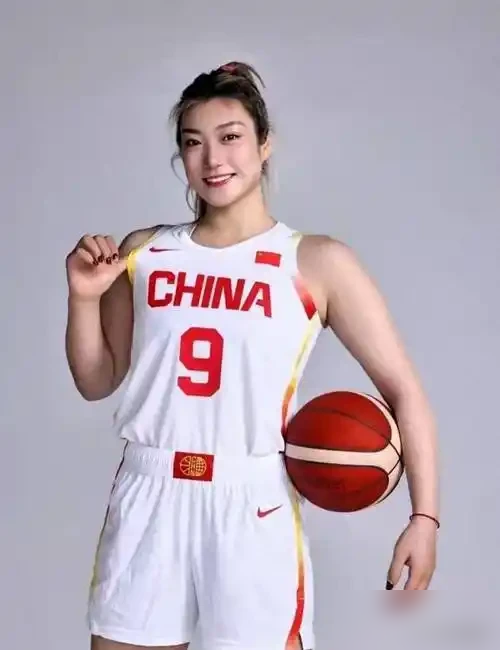 场上输球的挨骂，在家看球的封神了。女篮世界杯，韩旭场均18.8分扛着队走，王思雨脚踝三条韧带一断一撕