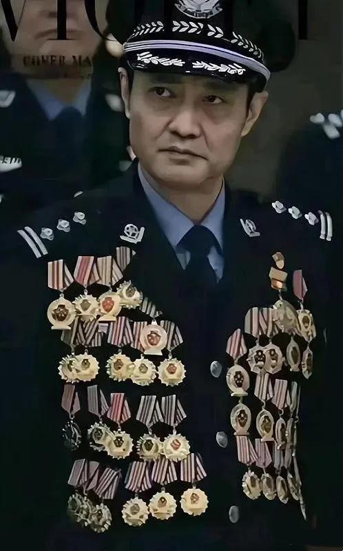 这一位荣誉满身的警察，叫做程鹏，来自于甘肃兰州。照片中的他目光凌厉而又坚定，让人