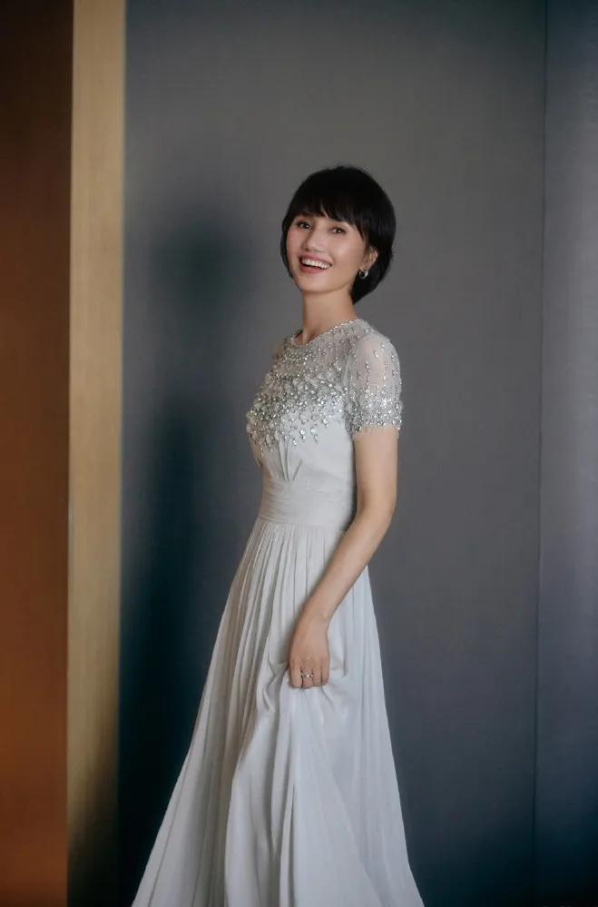 谁懂啊！袁泉这状态直接逆生长✨47岁剪了短发像年轻了20岁，银灰亮钻长裙温柔又