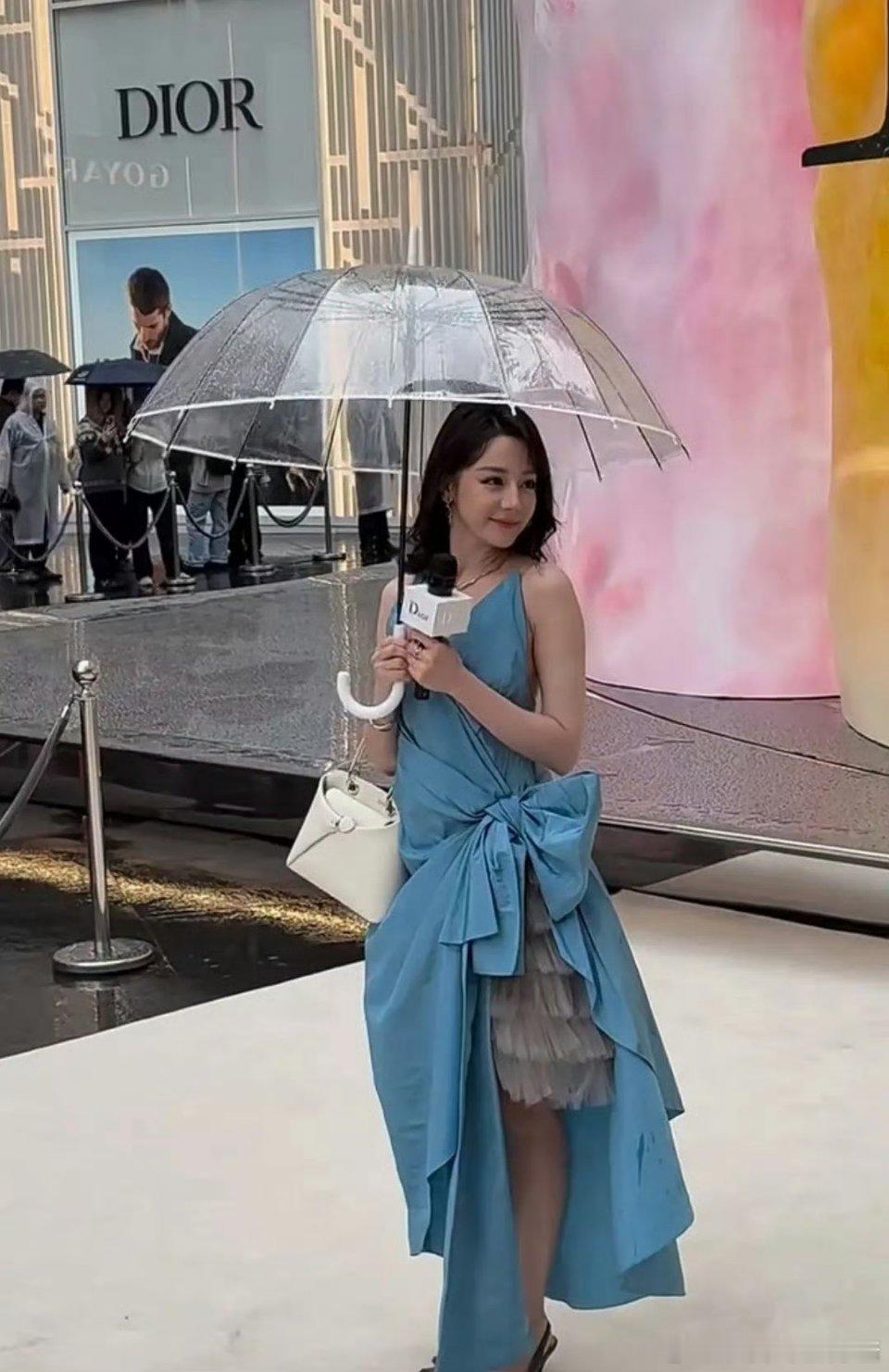 迪丽热巴这是裹着床单，就去出席活动了吗？