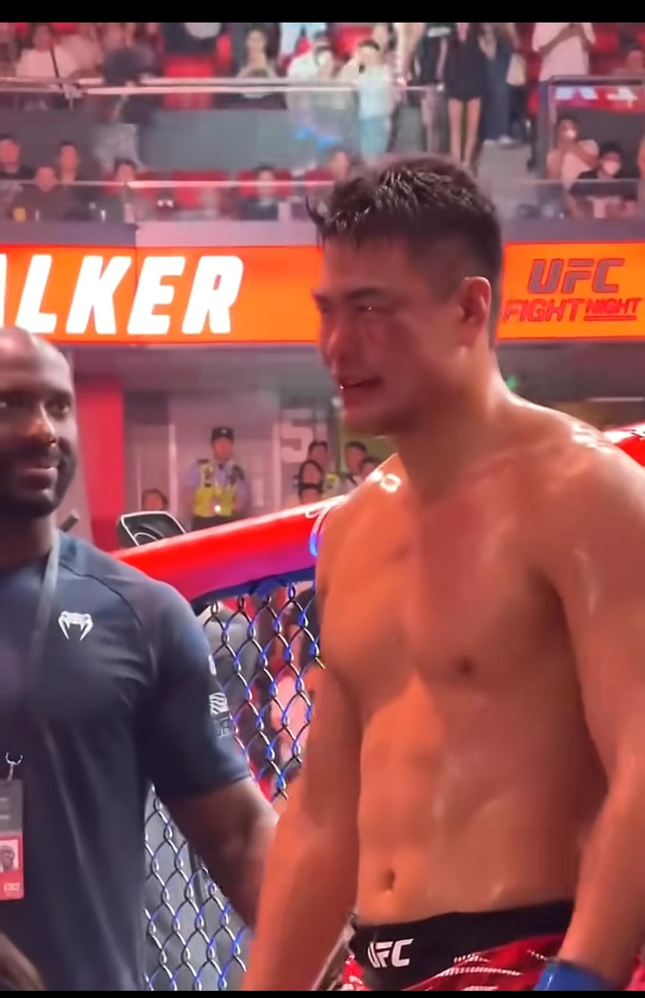 UFC澳门站，张名扬在一回合就被TKO。而宋亚东则强势地以裸绞方式战胜对手，算是
