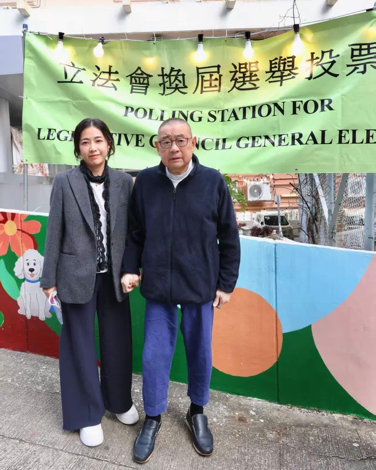 立法会选举｜刘銮雄甘比投票.投票后，甘比表示：「虽然心情依然沉重，但我认为仍然要