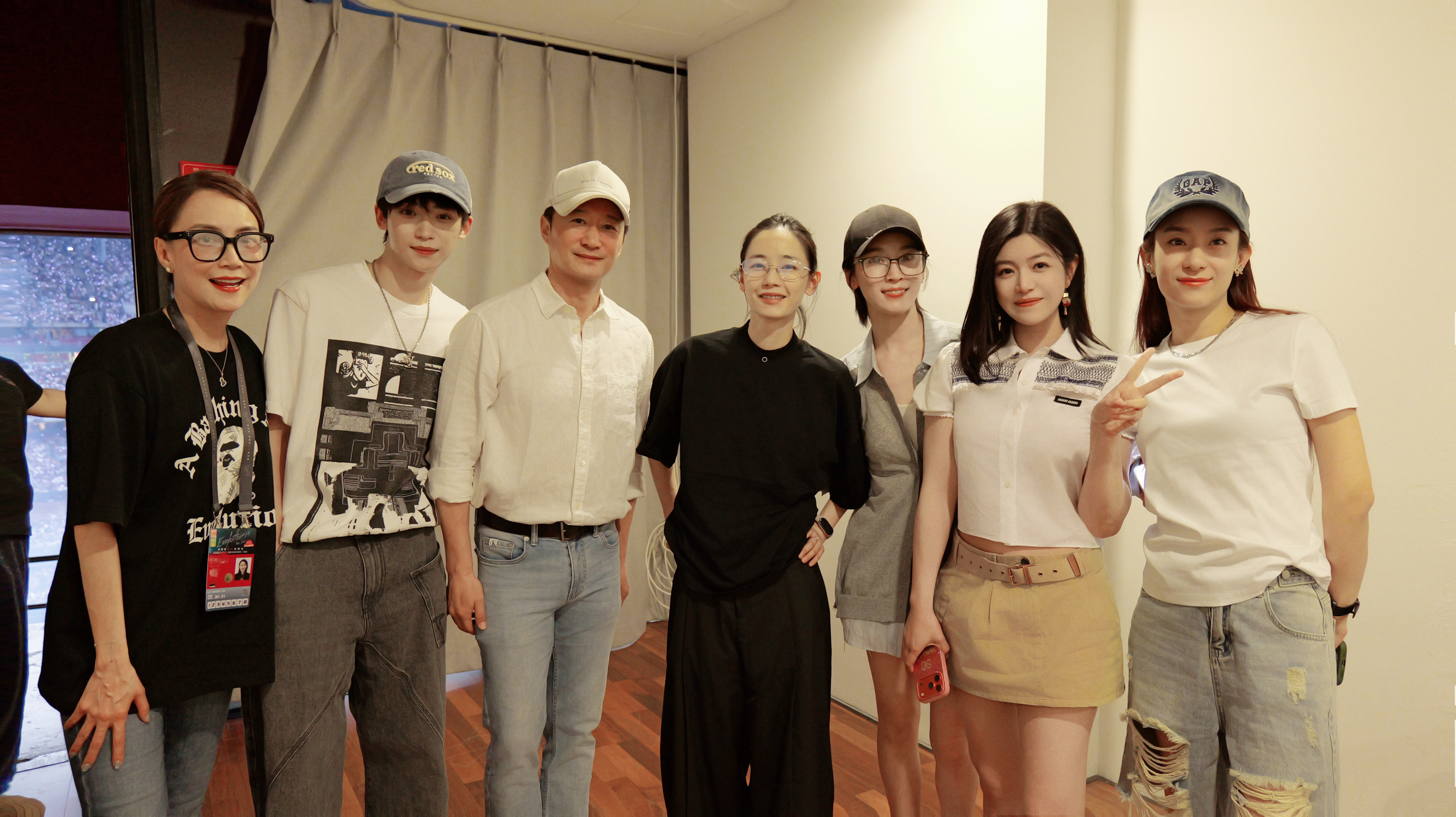 刘雅瑟发梓渝合照前有影帝吴京，谢霆锋，现有影后刘雅瑟和金牌经纪人霍汶希。梓渝你