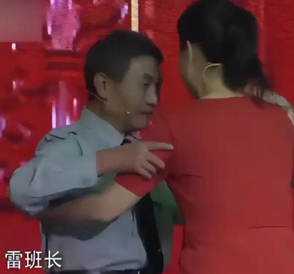 1970年云南地震，老兵徒手刨出14名女兵，45年后她们发现恩人在当保安，月薪1